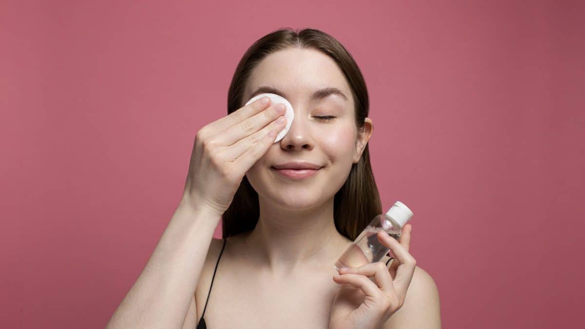 Comment Créaline H2O élimine-t-il les impuretés et les maquillages en douceur