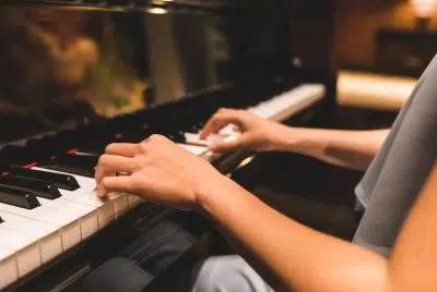 Une femme fait du piano