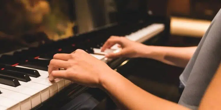 Une femme fait du piano