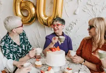 tendances de coiffure pour femmes épanouies de 60 ans et plus