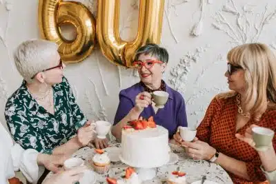 tendances de coiffure pour femmes épanouies de 60 ans et plus