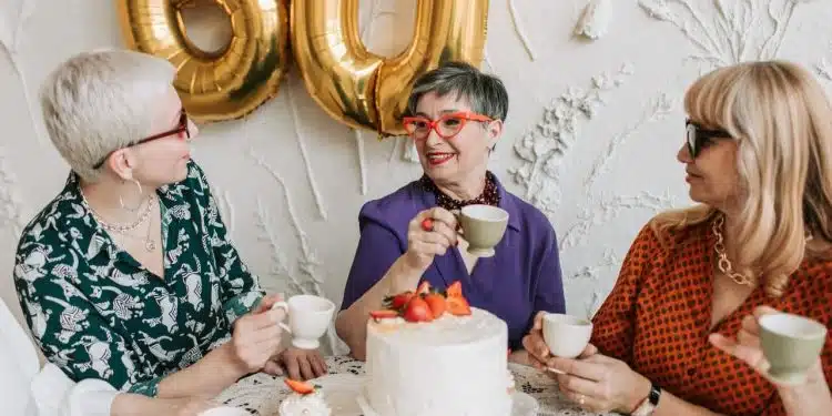 tendances de coiffure pour femmes épanouies de 60 ans et plus